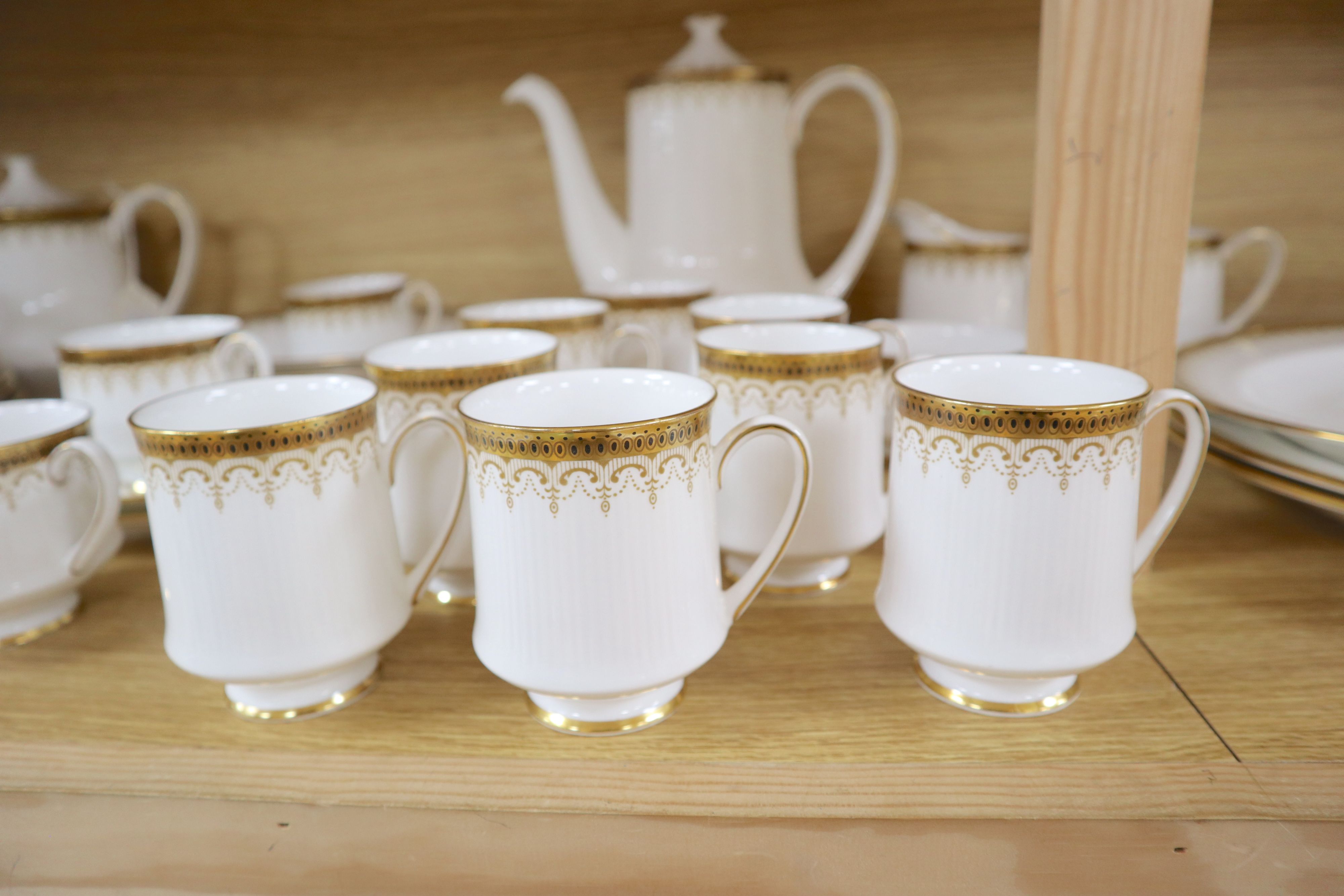 An extensive Paragon  Athena pattern dinner, tea and coffee service (88 pieces)